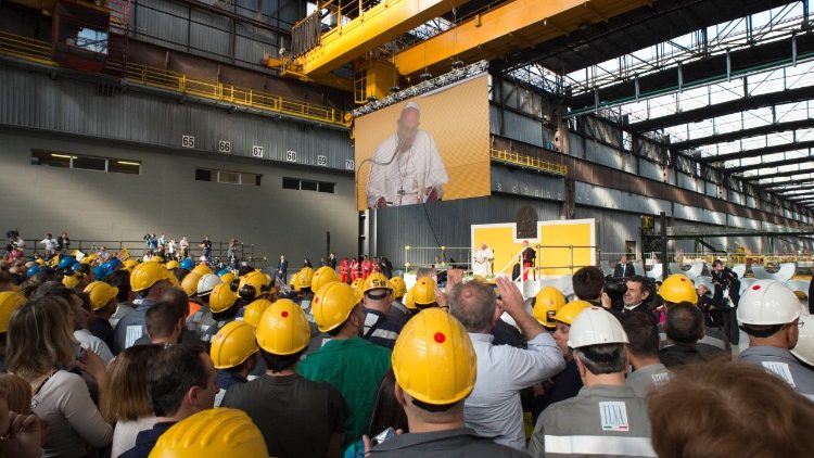 Le Pape François en visite dans une usine sidérurgique à Gênes en mai 2017.