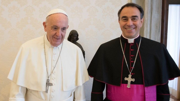 Erzbischof Ettore Balestrero bei Papst Franziskus