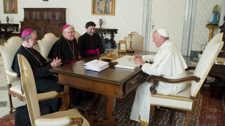 Mgr Leo (au fond) lors d'une audience avec le Pape François en 2016. 
