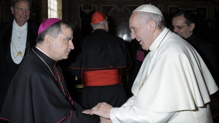 Popiežius ir Šventųjų skelbimo kongregacijos prefektas Giovanni Angelo Becciu