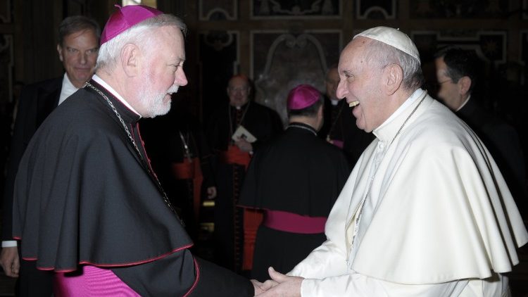 Papa francesco e Mons Paul Richard Gallagher