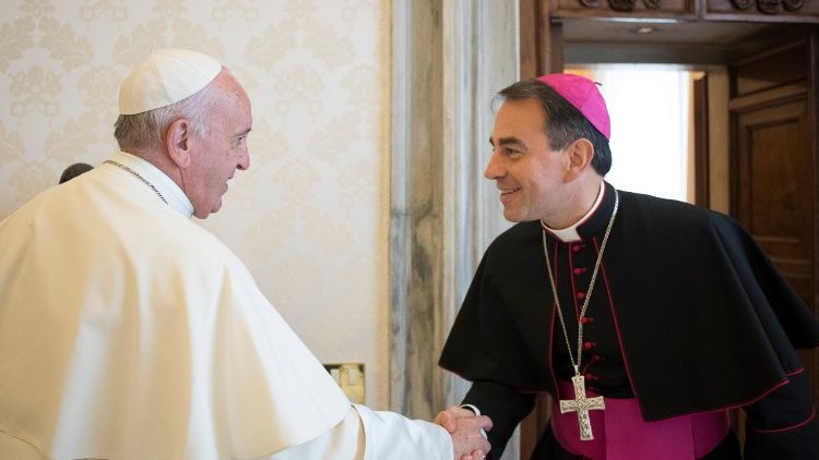 Архиепископ Еторе Балестреро на аудиенция с папа Франциск