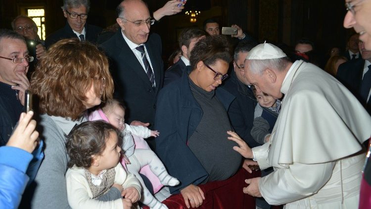 Pope Francis blesses a baby in the womb (archive photo)