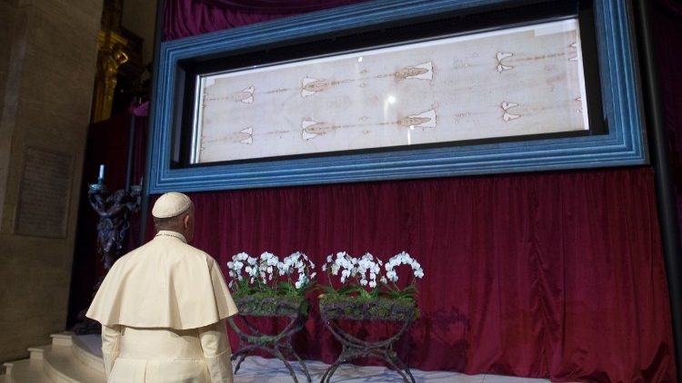  Папа Франциск перед Туринською плащаницею