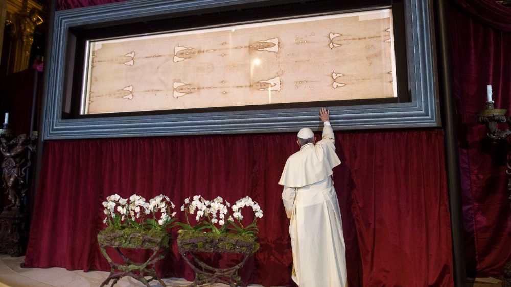 Ilustračná snímka: Pápež František pred Turínskym plátnom (2015) 
