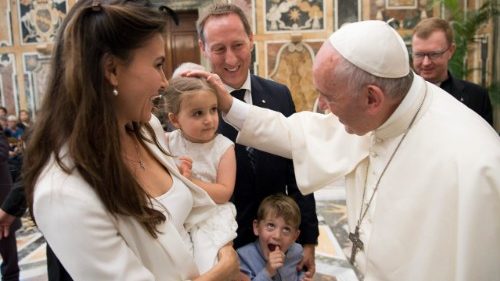 Papa: com Amoris laetitia em mãos, famílias e pastores se unem pela conversão missionária