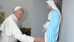 En 2013, le Pape François devant une statue de la Vierge Marie 