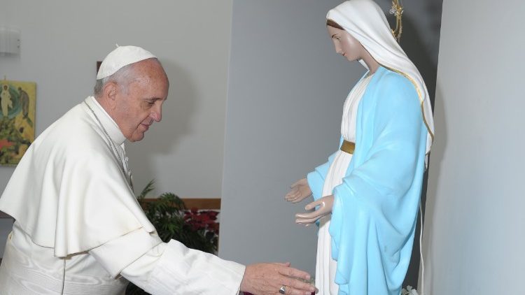 Папа Франциск пред статуята на Дева Мария (2013).