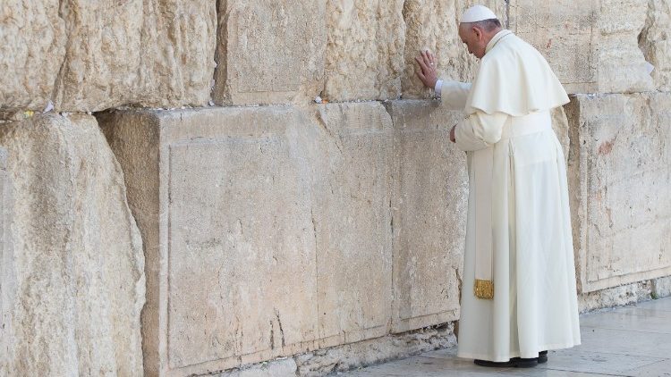 Papa Francisc, în reculgere la Zidul Occidental al Templului din Ierusalim în 26 mai 2014