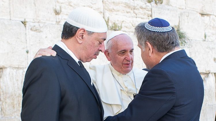 Papst Franziskus 2014 an der Klagemauer von Jerusalem, mit einem Rabbiner und einem Mufti