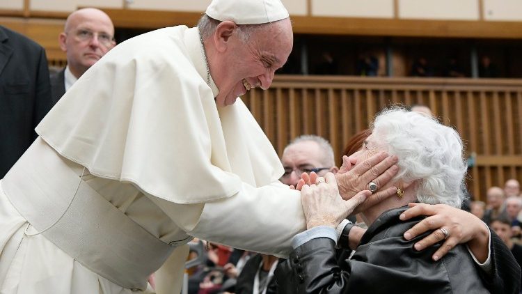 Ferenc pápa idős asszonyt áld meg a Vatikánban