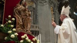 Le Pape François en prière devant la Vierge à l'enfant