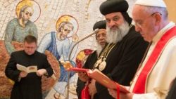 Der syrisch-orthodoxe Patriarch Mor Aphrem II.mit Papst Franziskus 2021 im Vatikan
