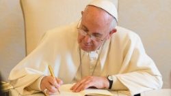 „Sexuální zneužívání duchovními a jeho krytí biskupy a řeholními představenými zanechalo na Kristově těle, církvi, nesmazatelnou ránu“, píše papež.