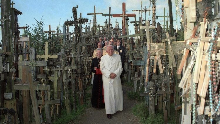  Šv. Jonas Paulius II ir kard. Vincentas Sladkevičius Kryžių kalne 1993 m.