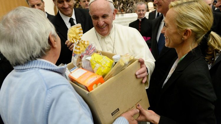 Der Papst bei einer Begegnung mit Mitarbeitern von Lebensmitteltafeln im Oktober 2015