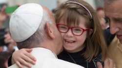 El Papa Francisco saluda a una niña durante el Jubileo de personas con discapacidad.