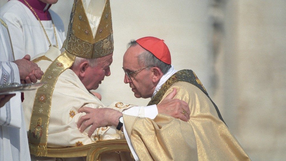 Novokreovaný kardinál Bergoglio so sv. Jánom Pavlom II. , konzistórium 21. februára 2001