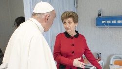 Archivbild: Papst Franziskus zu Besuch beim Bambin Gesù am 1. Mai 2018 mit Mariella Enoc (rechts)