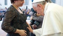 El Papa Francisco bendice una mujer embarazada