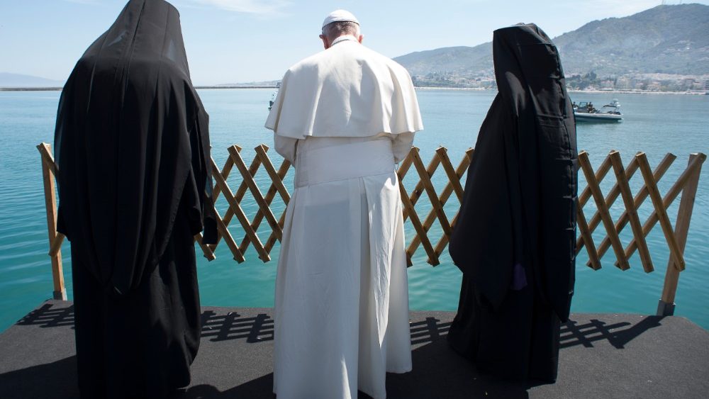 Líderes religiosos orando por las migrantes fallecidos