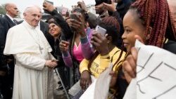 2017.10.01 Папа Франциск сред мигранти по време на посещението си в Болоня, 01.10.2017