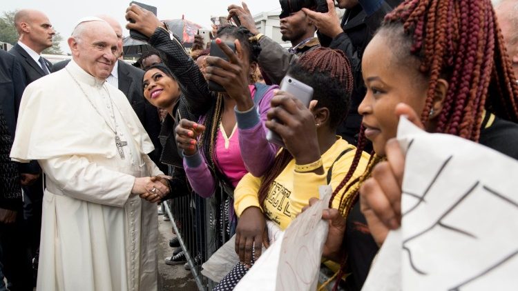 Le Pape François en compagnie de migrants à Bologne. 