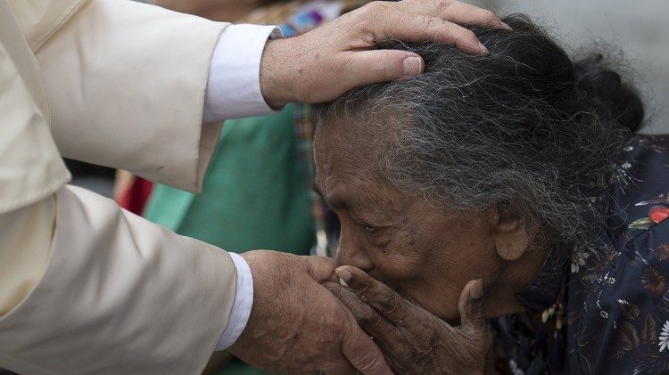 Papst Franziskus weist immer wieder auf die Bedeutung von älteren Menschen für die Glaubensweitergabe hin