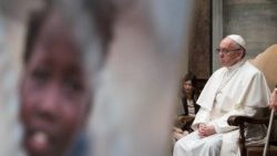 Il Papa durante la preghiera per la pace in Sud Sudan e Congo a San Pietro nel 2017