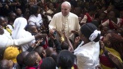 Novembre 2015, la visite du Pape François au Kenya, ici dans le quartier pauvre de Kangemi. 