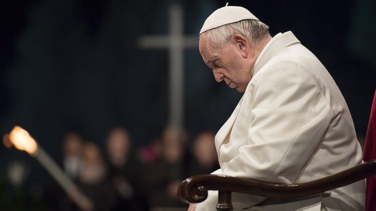 El Pontífice reza por los supervivientes de abusos sexuales.