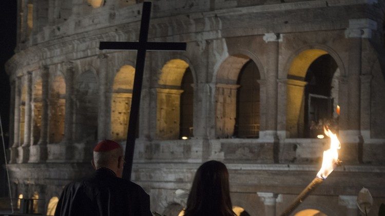 Nagypénteki Via Crucis a Colosseumnál