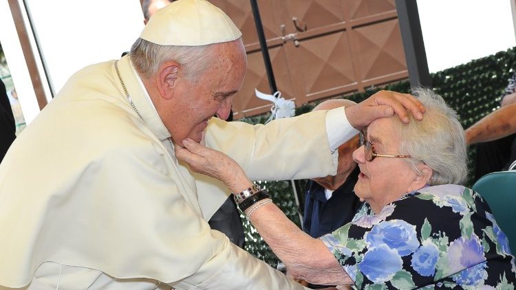 Le Pape François et une personne âgée