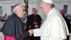 El Papa y Monseñor Pennisi, Obispo de Monreale, que forma parte del "Grupo de trabajo".