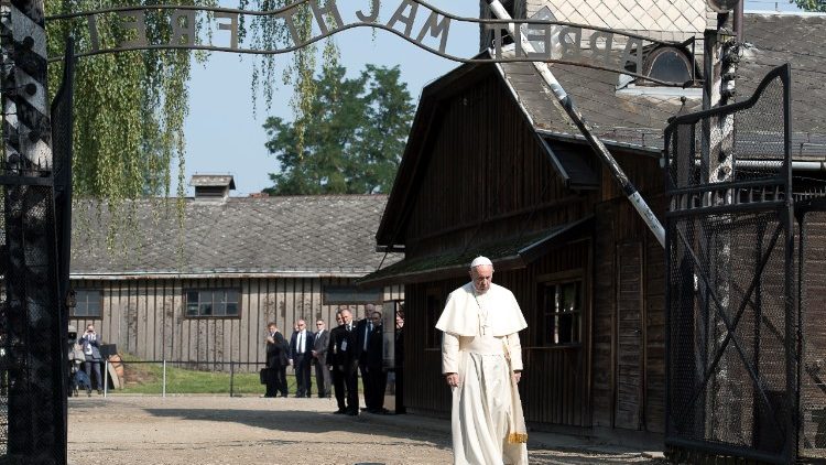 Папа Франциск во время визита в бывший нацистский лагерь смерти в Освенциме (29 июля 2016 г.)