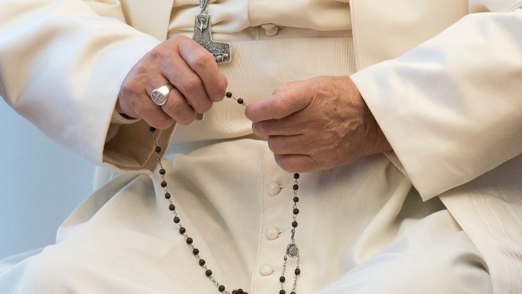 Papa Francisko akiwa anasali Rosari