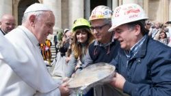 Papa Francesco e alcuni lavoratori (foto d'archivio)