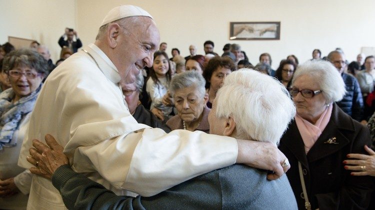 Encuentro del Papa Francisco con los ancianos en la Parroquia San Pablo de la Cruz. 