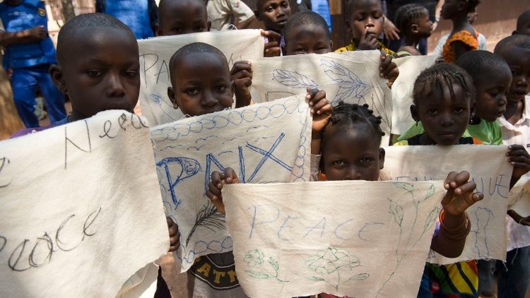 Des enfants accueillant le Pape François à Bangui en 2015.