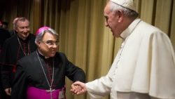 Mgr Semeraro lors d'un échange avec le Pape François en marge du Synode de 2015.