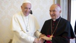 Papst Franziskus und Kardinal Silvano Maria Tomasi