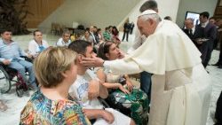 El saludo afectuoso del Papa a un grupo de enfermos en el aula Pablo VI