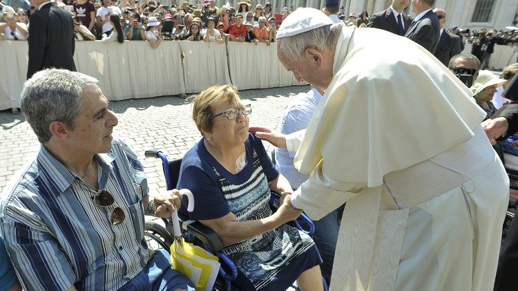 教宗问候坐轮椅的长者