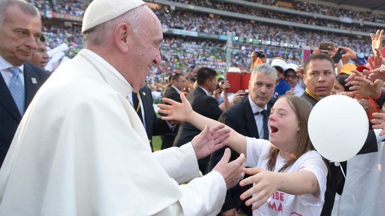 Papa Francesco na mtoto mwenye Utindi wa Ubongo