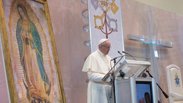 Papst Franziskus hat 2017 Mexiko besucht. Hinter ihm: eine Darstellung des Gnadenbilds von Guadalupe - und die Vatikanfahne