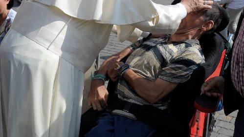 El Papa Francisco saluda a los enfermos que acuden cada semana a la Audiencia general de los miércoles