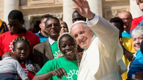 教宗与移民和难民在一起