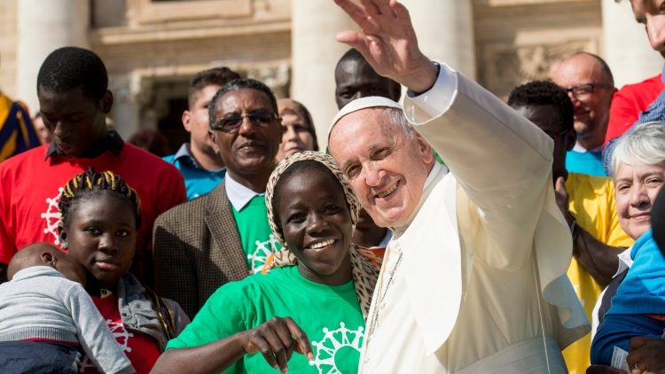 教宗與移民和難民在一起