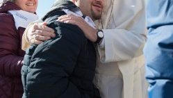 Papa Francesco abbraccia un ragazzo con la sindrome di down