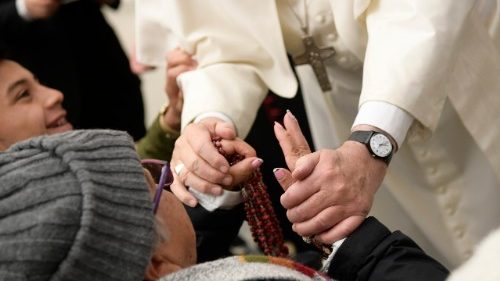 El Papa Francisco saluda a una mujer enferma